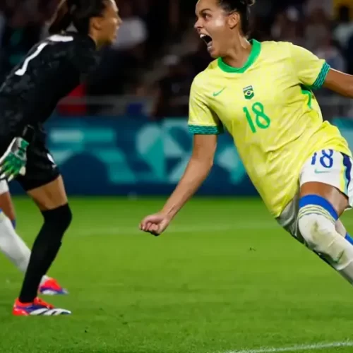 Jogadoras brasileiras expressam emoções após triunfo sobre a França