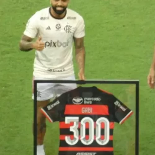 Flamengo presta homenagem a Gabigol com placa em reconhecimento pelos 300 jogos no clube