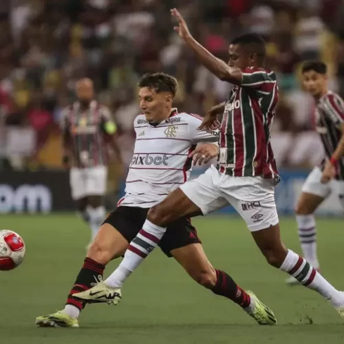 Flamengo vence o Fluminense e fica à frente no Carioca