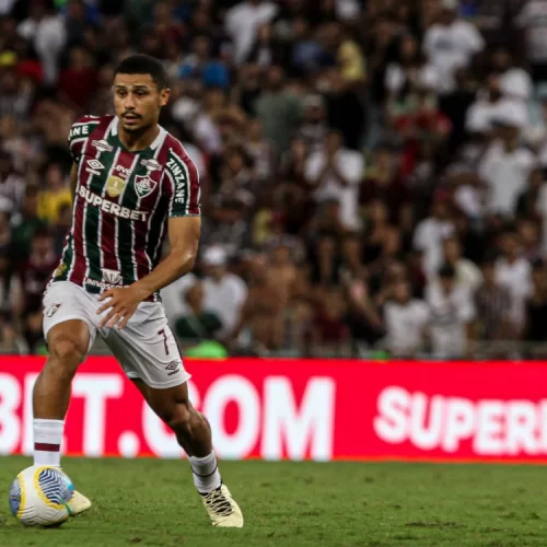 André se emociona após a classificação do Fluminense, enquanto torcida vibra: ‘Melhor volante do Brasil’