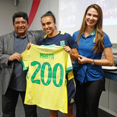 Marta atinge a impressionante marca de 200 jogos pela Seleção e recebe homenagem