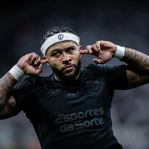 Após marcar seu primeiro gol pelo Corinthians, Memphis Depay compartilha sua admiração por um jogador brasileiro