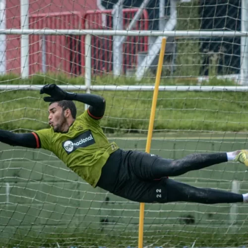 Lucas Arcanjo sofre lesão no joelho