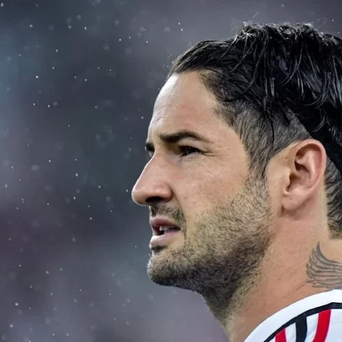 O Santos considera a possibilidade de contratar Alexandre Pato