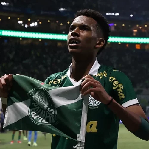 Estêvão sai do estádio apoiado por colegas de equipe após lesão no tornozelo, causando preocupação no Palmeiras