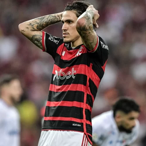 A Fifa passa a arcar com os salários de Pedro até que o atacante do Flamengo se recupere