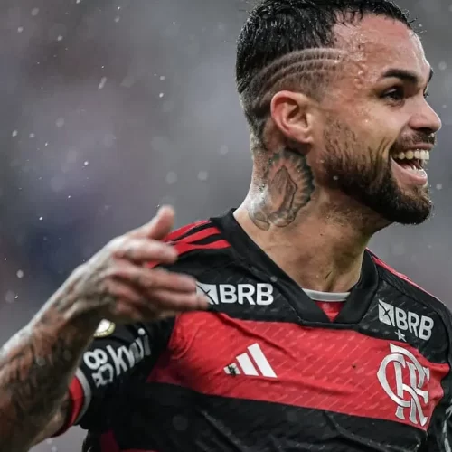 Michael reestreia no Flamengo com gol e elogio de Gabigol