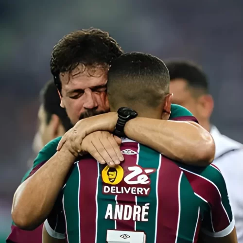 Fernando Diniz comemora que André permanecerá no Fluminense