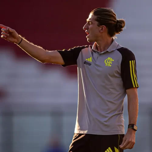 Filipe Luís pode assumir a beira do campo? Compreenda a situação e o estilo de jogo do treinador do Flamengo