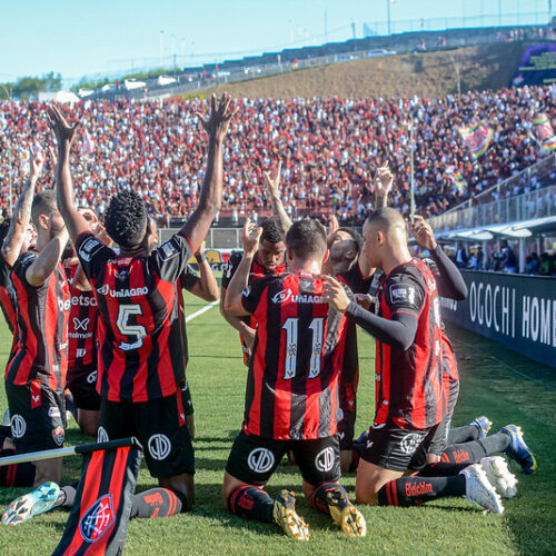 O Vitória nunca foi derrotado em finais depois de ganhar o primeiro jogo