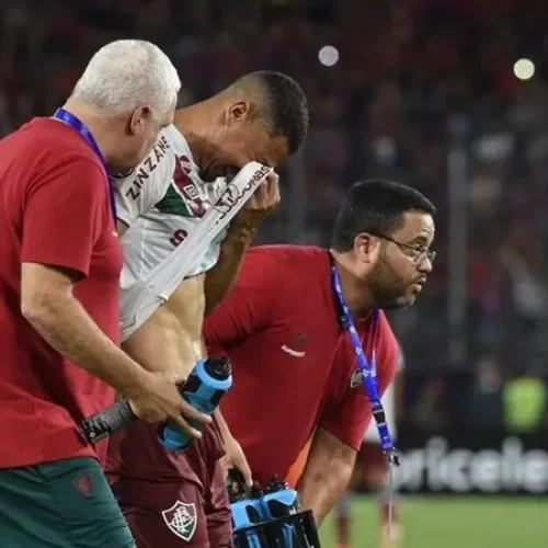 André deixa estádio chorando e de muletas durante jogo entre Fluminense e Cerro Porteño