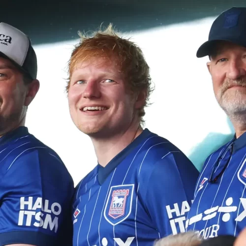 Por que Ed Sheeran se desculpou com o novo técnico do United?