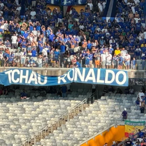 Torcedores do Cruzeiro exibem faixa antes de partida no Mineirão: “Tchau Ronaldo”