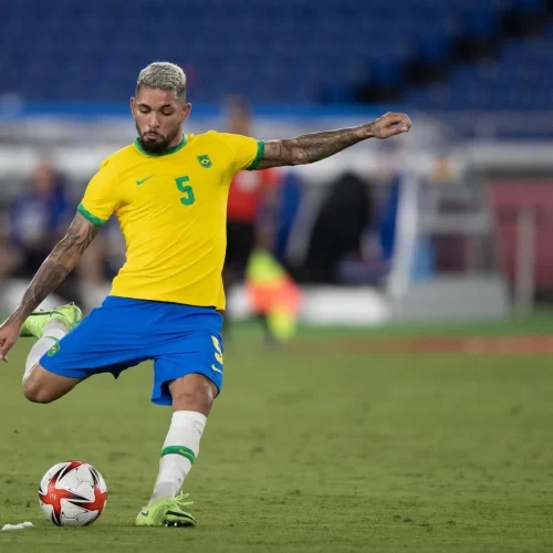 Douglas Luiz aborda a competitividade na Seleção Brasileira entre volantes