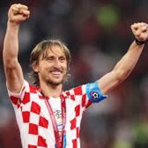 Luka Modric celebra conquista pela Croácia e adia sua aposentadoria