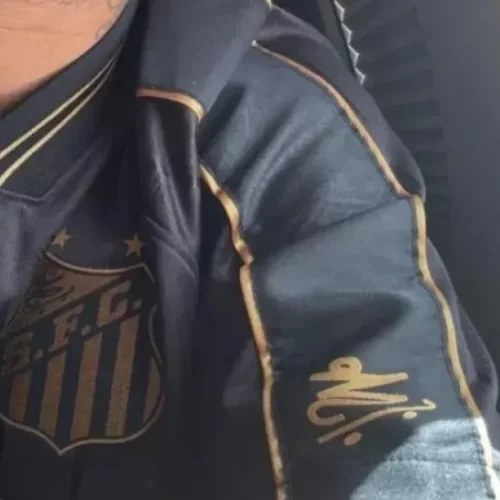 Neymar compartilha foto vestindo a camisa de um clube brasileiro e anima os torcedores