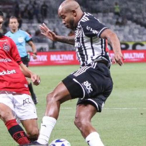 Patrick e Escobar estão próximos de fechar acordo com o Santos, diminuindo o interesse por Pato