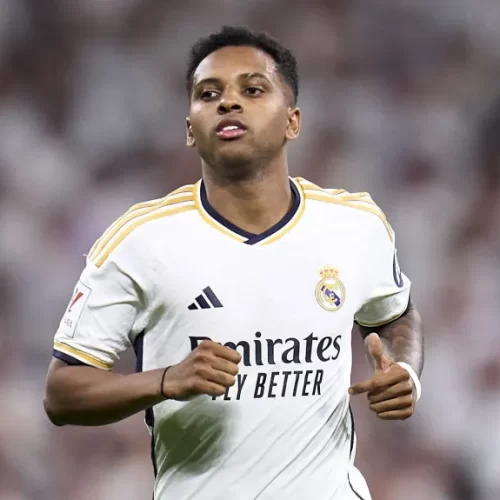 Rodrygo retorna aos treinos no Real Madrid e seu retorno pode estar mais próximo do que se imaginava