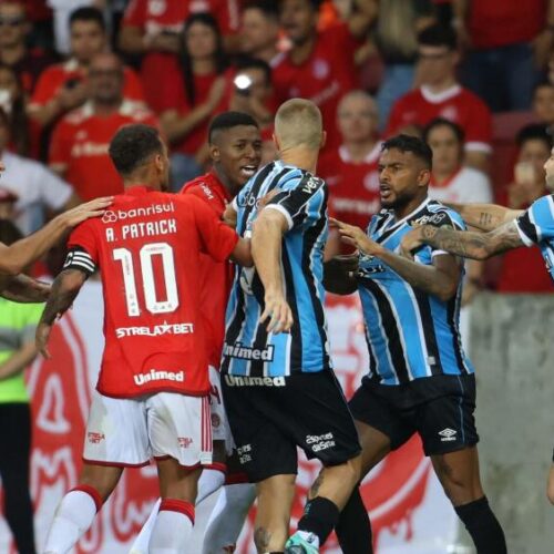 Após a vitória do Internacional sobre o Grêmio, torcedores foram feridos por cadeiras