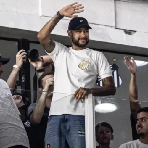 Neymar assiste jogo do Corinthians e é celebrado